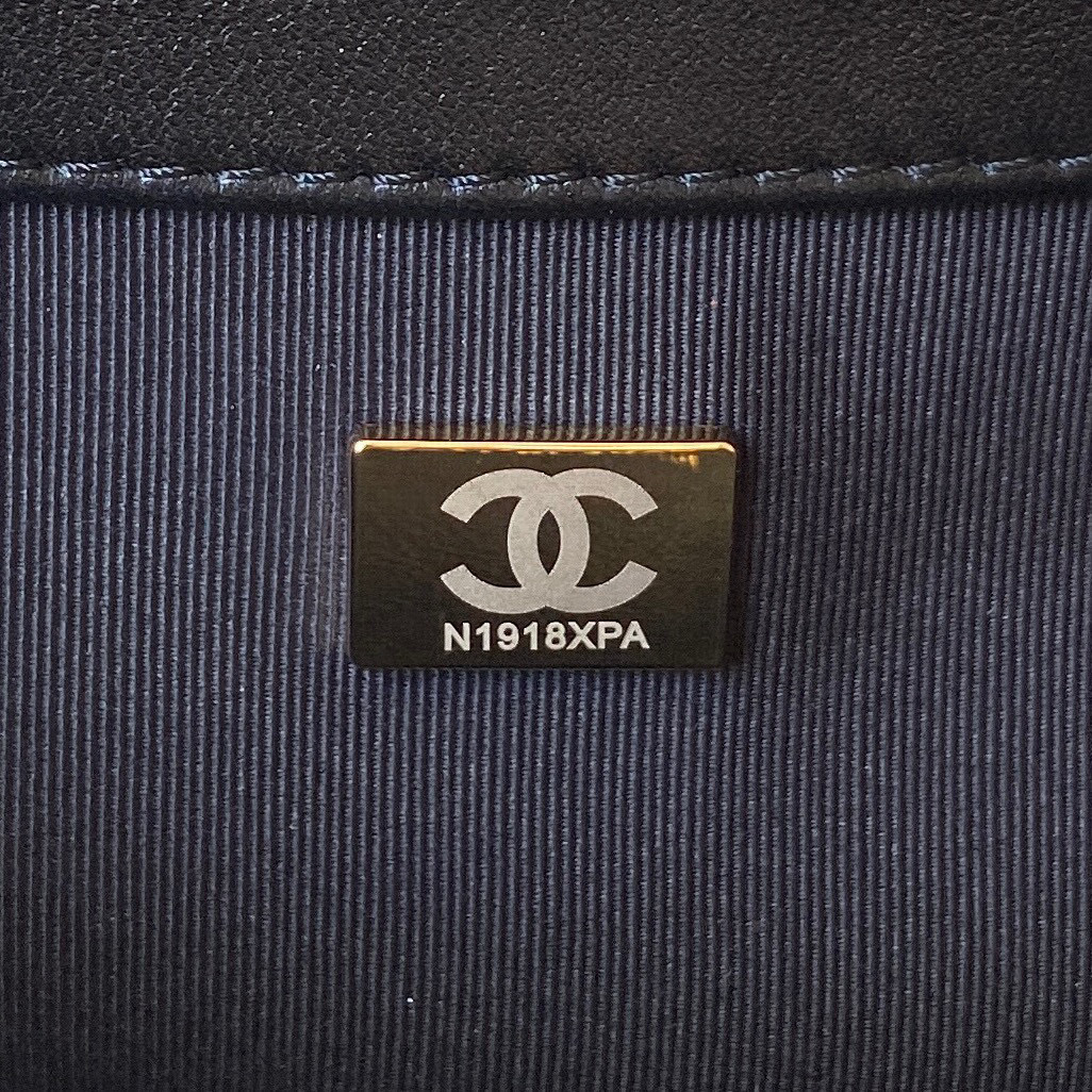 Chanel Retro-Metalllogo Größe: 25,5 x 18 x 5 cm