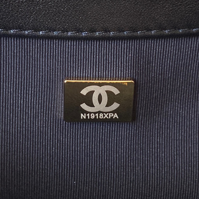 Chanel Retro-Metalllogo Größe: 25,5 x 18 x 5 cm