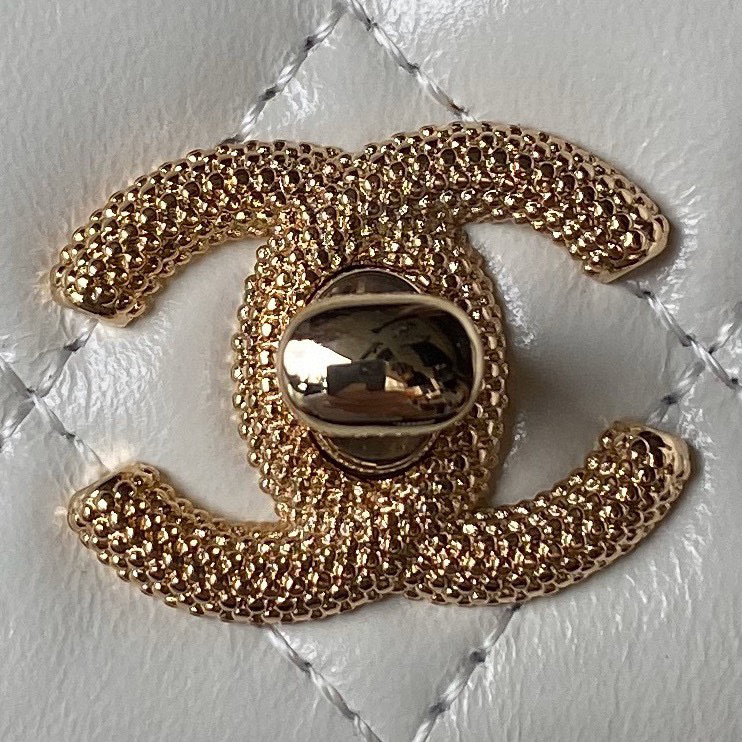 Chanel Pearl handle     Size：19*12*3cm