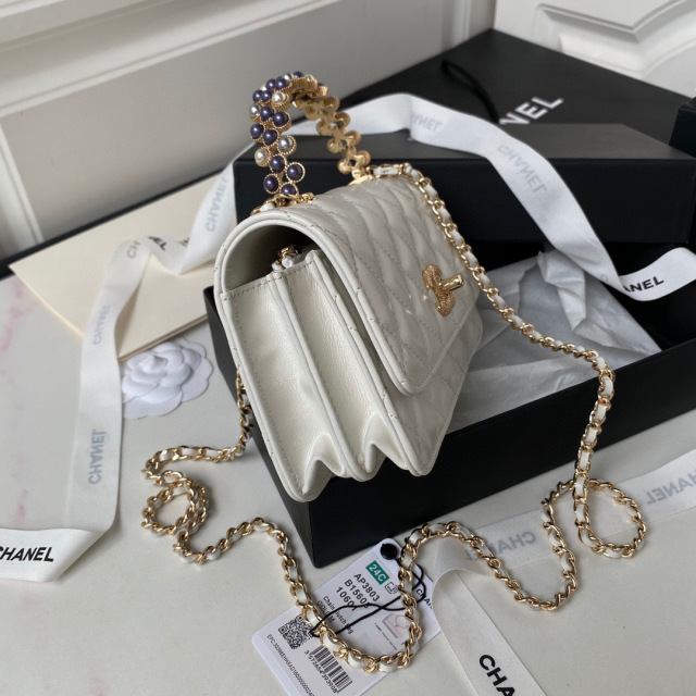 Chanel Pearl handle     Size：19*12*3cm