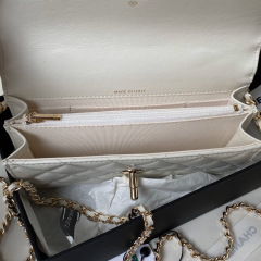 Chanel Pearl handle     Size：19*12*3cm