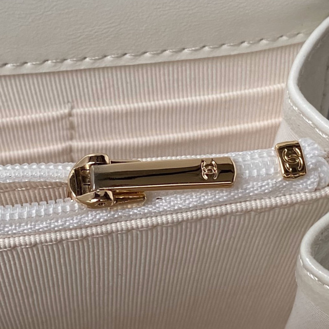 Chanel Pearl handle     Size：19*12*3cm