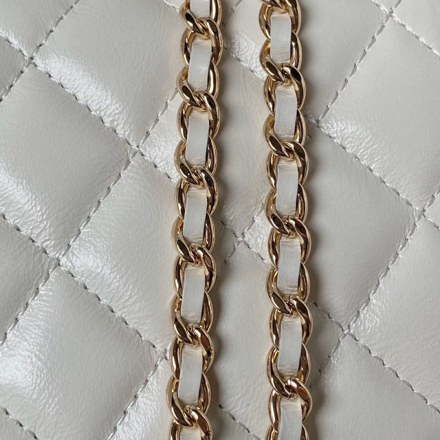 Chanel Pearl handle     Size：19*12*3cm