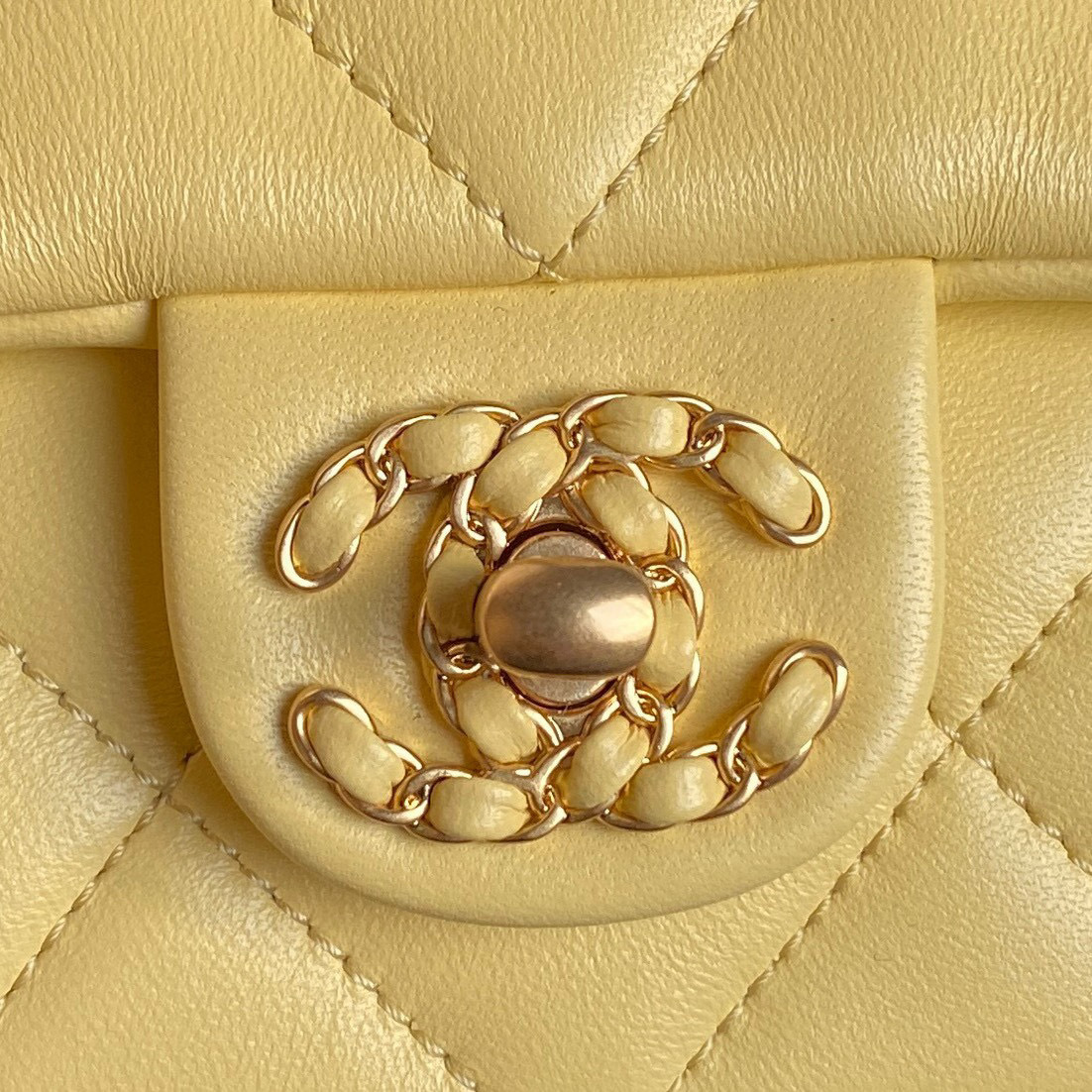 Chanel  Cf braided knot han Size：18*10.5*7cm