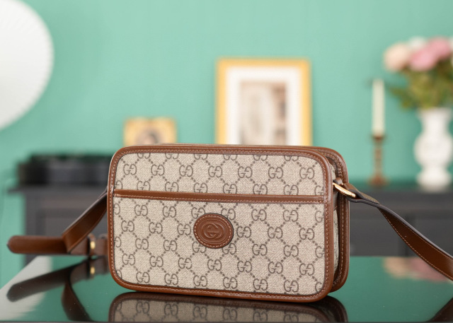 Gucci GG Supreme Kameratasche Größe: 22,5 x 14 x 7 cm