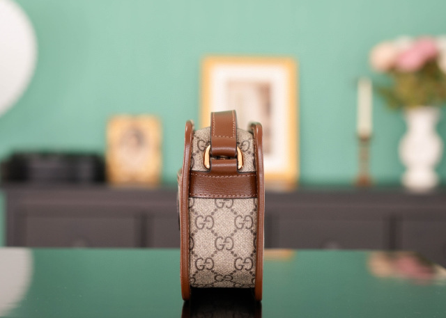 Gucci GG Supreme Kameratasche Größe: 22,5 x 14 x 7 cm