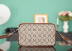 Gucci GG Supreme Kameratasche Größe: 22,5 x 14 x 7 cm