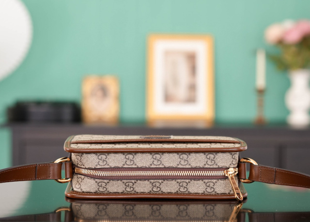 Gucci GG Supreme Kameratasche Größe: 22,5 x 14 x 7 cm