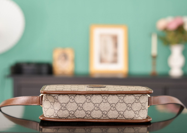 Gucci GG Supreme Kameratasche Größe: 22,5 x 14 x 7 cm