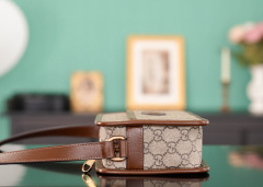 Gucci GG Supreme Kameratasche Größe: 22,5 x 14 x 7 cm