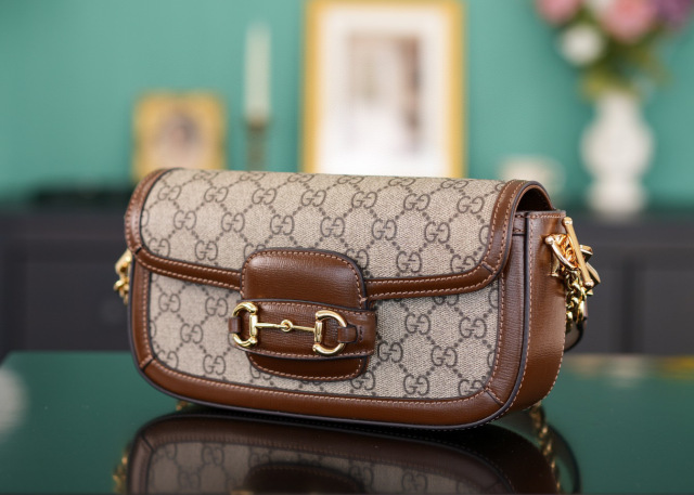 Gucci GG Horsebit Schultertasche Größe: 23,5 x 14 x 5 cm