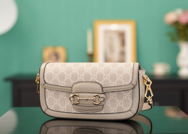 Gucci GG Horsebit Schultertasche Größe: 23,5 x 14 x 5 cm