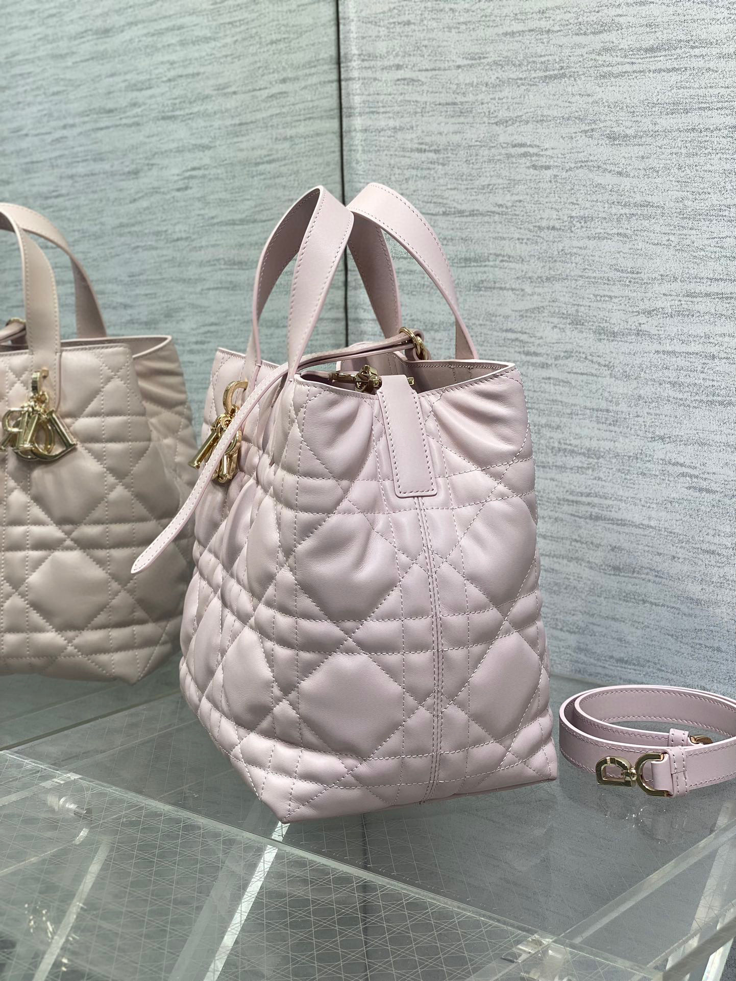 Christian Dior Toujours Tasche, Größe: 20 x 18,5 x 22 cm