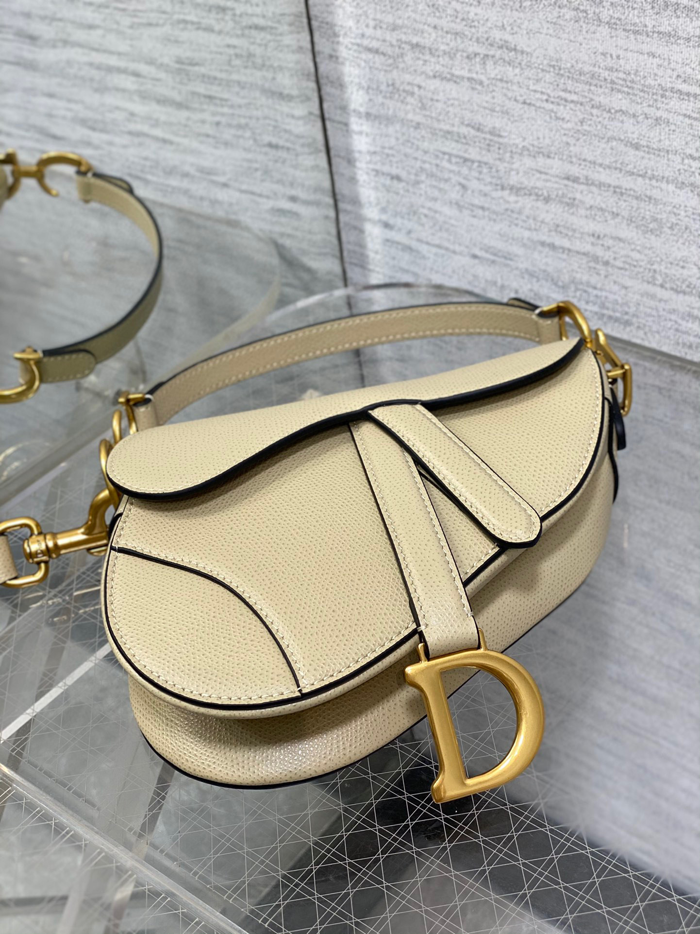 Christian Dior CD saddle Size：17*15*5cm