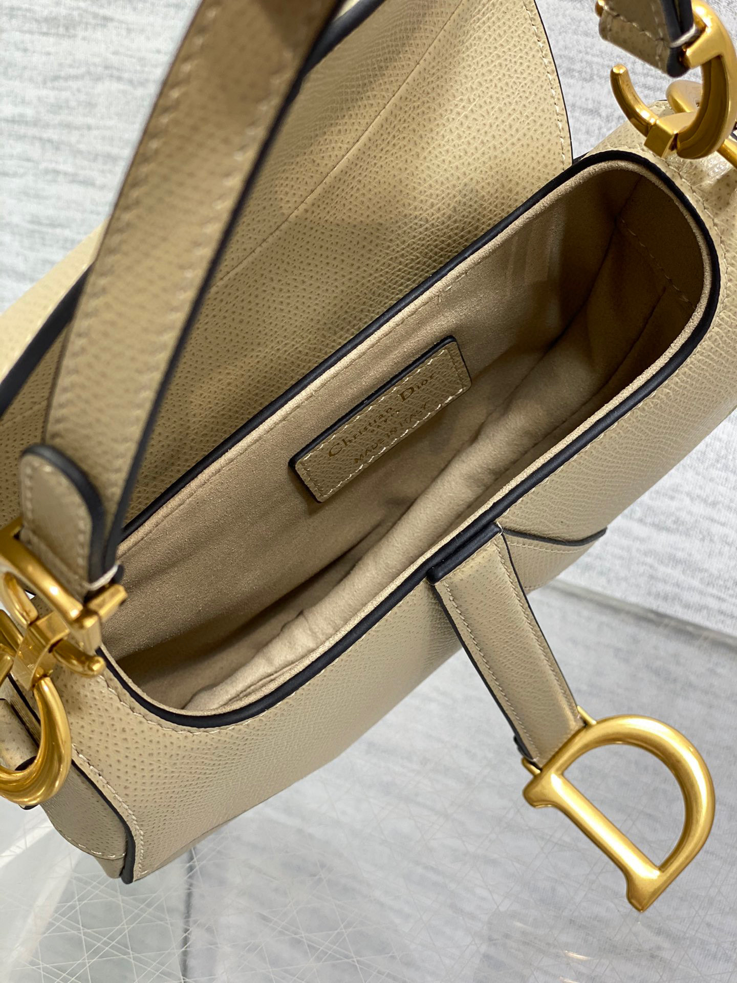 Christian Dior CD saddle Size：17*15*5cm