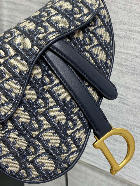 Christian Dior CD saddle Size：17*15*5cm
