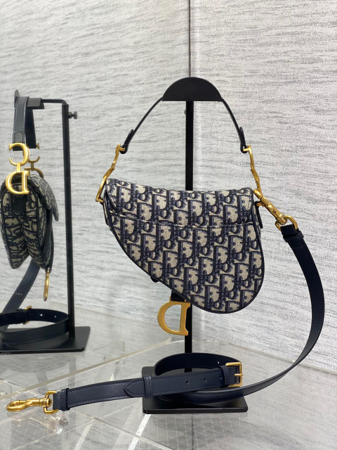 Christian Dior CD saddle Size：17*15*5cm