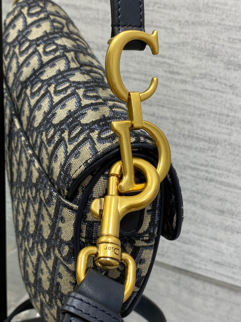 Christian Dior CD saddle Size：17*15*5cm