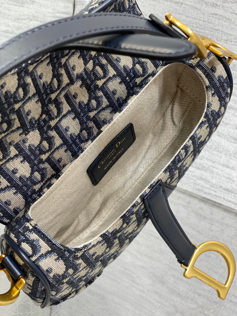 Christian Dior CD saddle Size：17*15*5cm