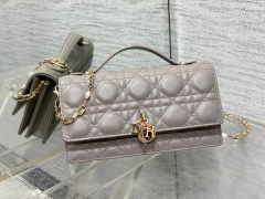 Christian Dior Clutch mit Perlenkette, Größe: 21 x 11 x 5 cm