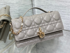 Christian Dior Clutch mit Perlenkette, Größe: 21 x 11 x 5 cm