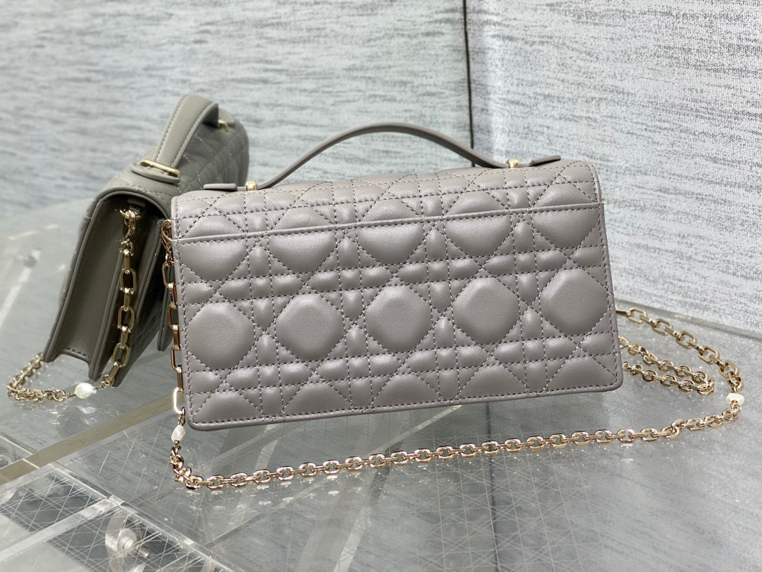 Christian Dior Clutch mit Perlenkette, Größe: 21 x 11 x 5 cm