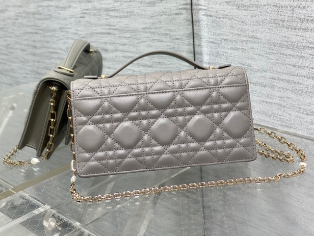 Christian Dior Clutch mit Perlenkette, Größe: 21 x 11 x 5 cm
