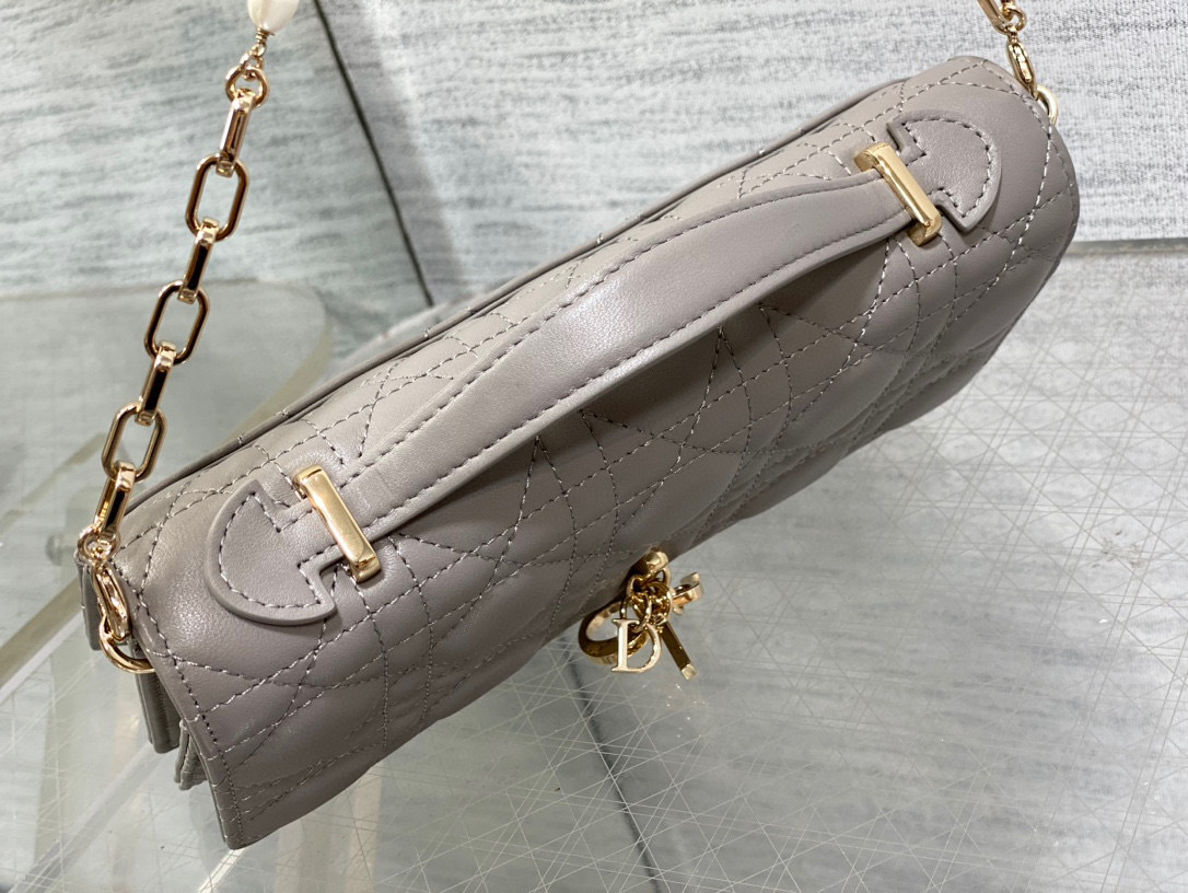 Christian Dior Clutch mit Perlenkette, Größe: 21 x 11 x 5 cm