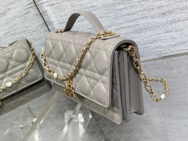 Christian Dior Clutch mit Perlenkette, Größe: 21 x 11 x 5 cm