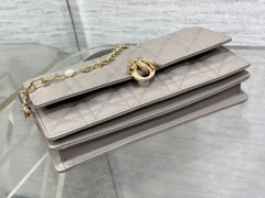 Christian Dior Clutch mit Perlenkette, Größe: 21 x 11 x 5 cm