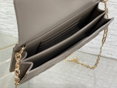 Christian Dior Clutch mit Perlenkette, Größe: 21 x 11 x 5 cm