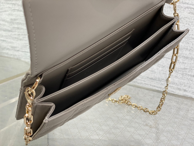 Christian Dior Clutch mit Perlenkette, Größe: 21 x 11 x 5 cm
