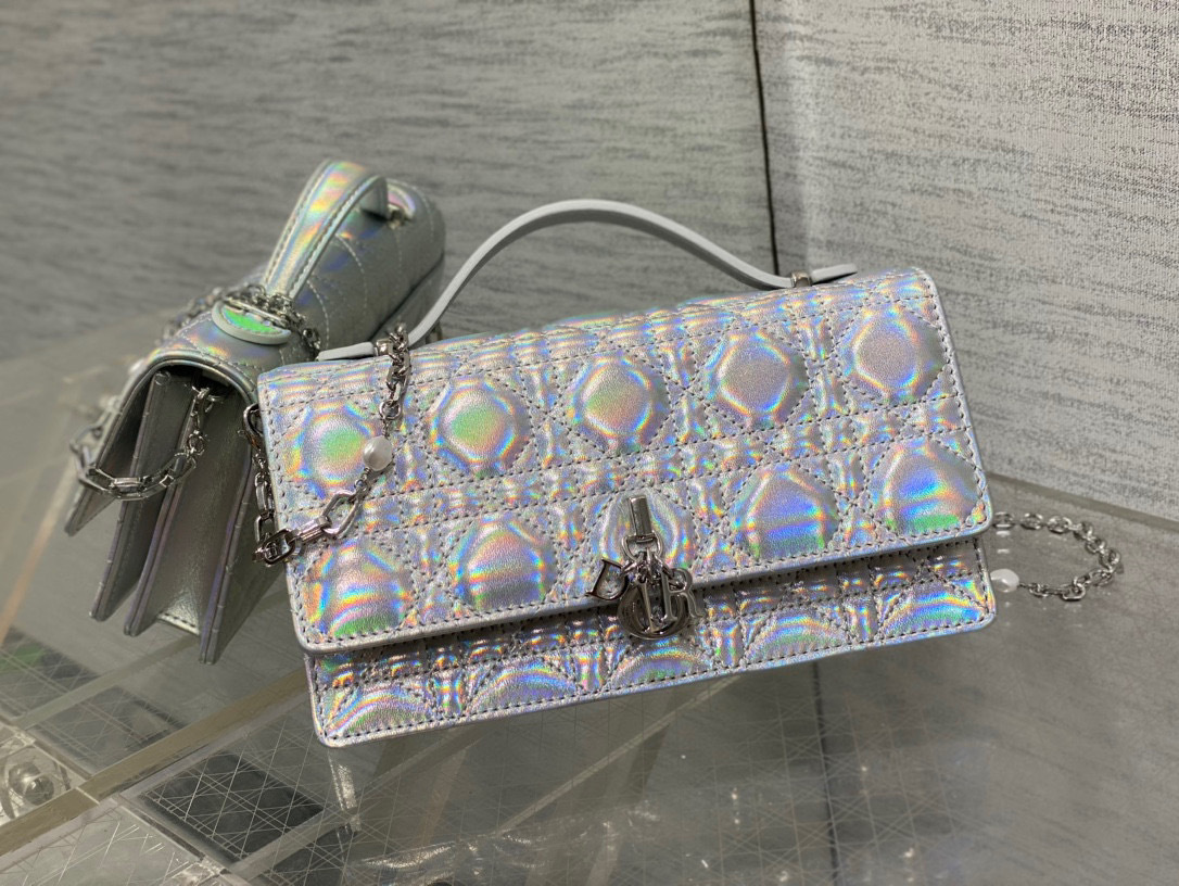 Christian Dior 珍珠链条手拿包 尺寸：21*11*5cm