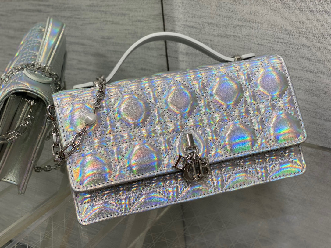 Christian Dior 珍珠链条手拿包 尺寸：21*11*5cm