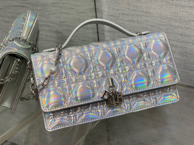 Christian Dior 珍珠链条手拿包 尺寸：21*11*5cm
