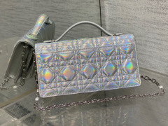 Christian Dior 珍珠链条手拿包 尺寸：21*11*5cm