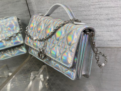 Christian Dior 珍珠链条手拿包 尺寸：21*11*5cm