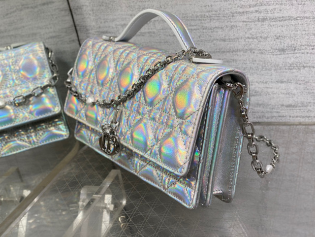 Christian Dior 珍珠链条手拿包 尺寸：21*11*5cm