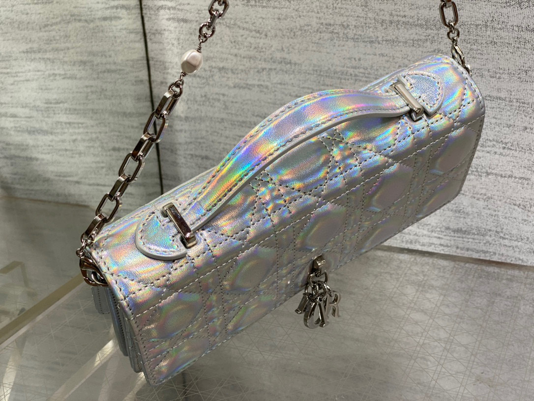Christian Dior 珍珠链条手拿包 尺寸：21*11*5cm