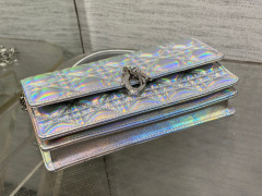Christian Dior 珍珠链条手拿包 尺寸：21*11*5cm