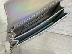 Christian Dior 珍珠链条手拿包 尺寸：21*11*5cm