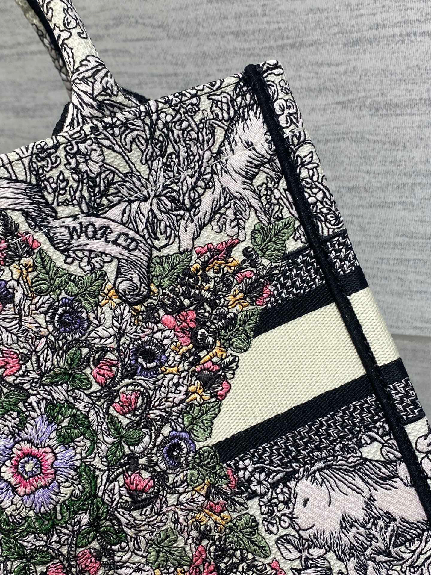 Christian Dior Around the world Size：26*8*22cm