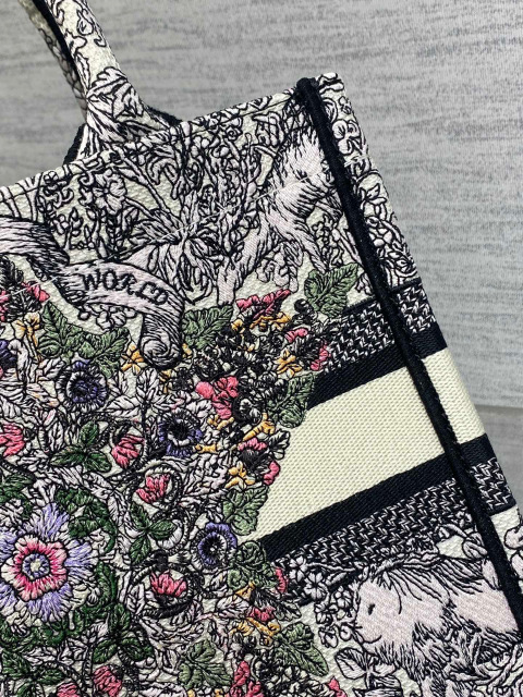 Christian Dior Around the world Size：26*8*22cm