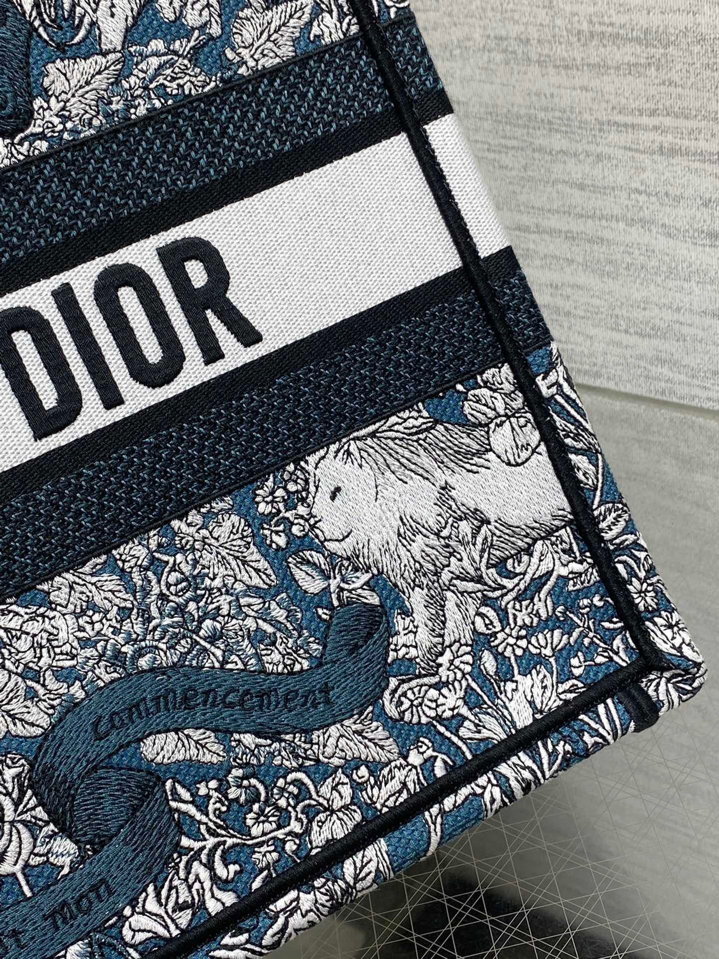 Christian Dior Around the world Size：36*18*28cm