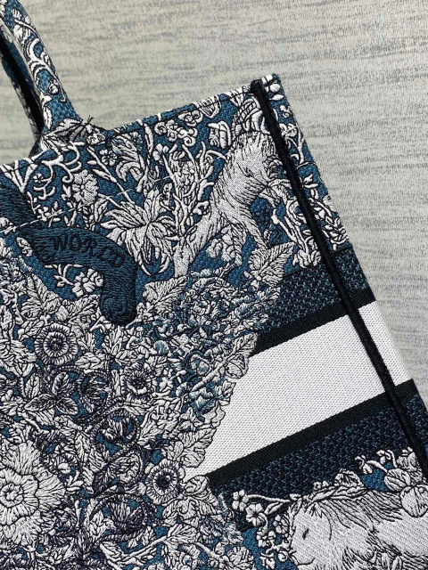 Christian Dior Around the world Size：36*18*28cm