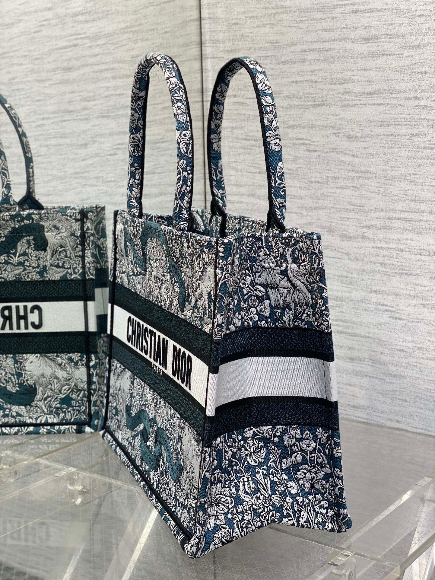 Christian Dior Around the world Size：36*18*28cm