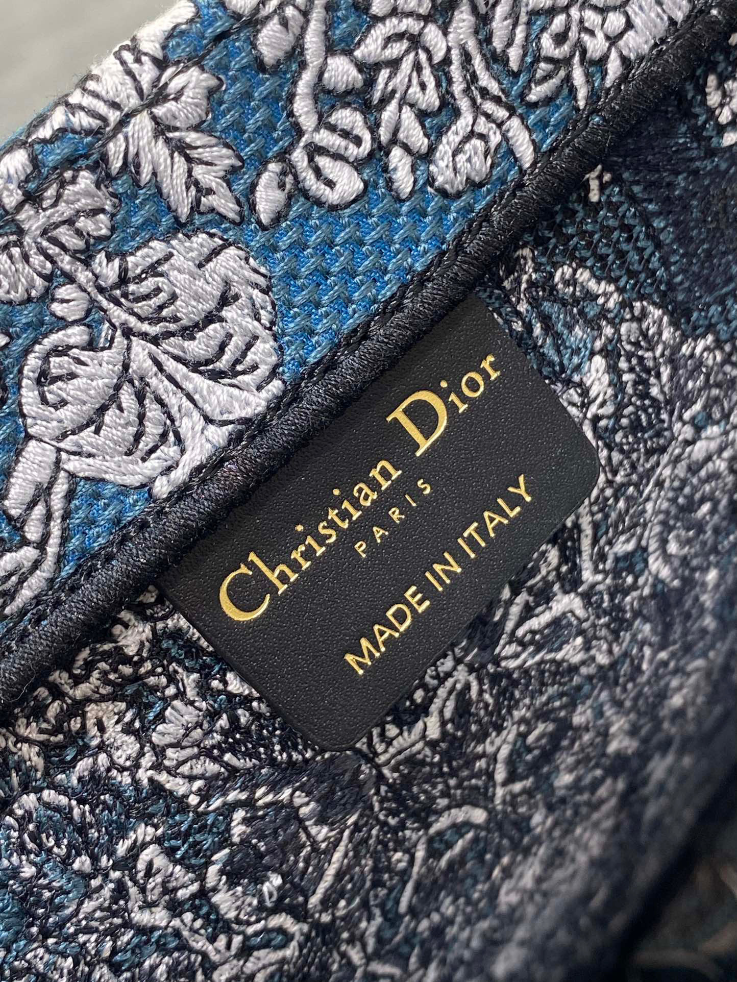 Christian Dior Around the world Size：36*18*28cm