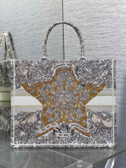 Christian Dior Around the world Size：42*18*35cm