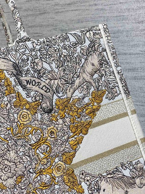 Christian Dior Around the world Size：42*18*35cm