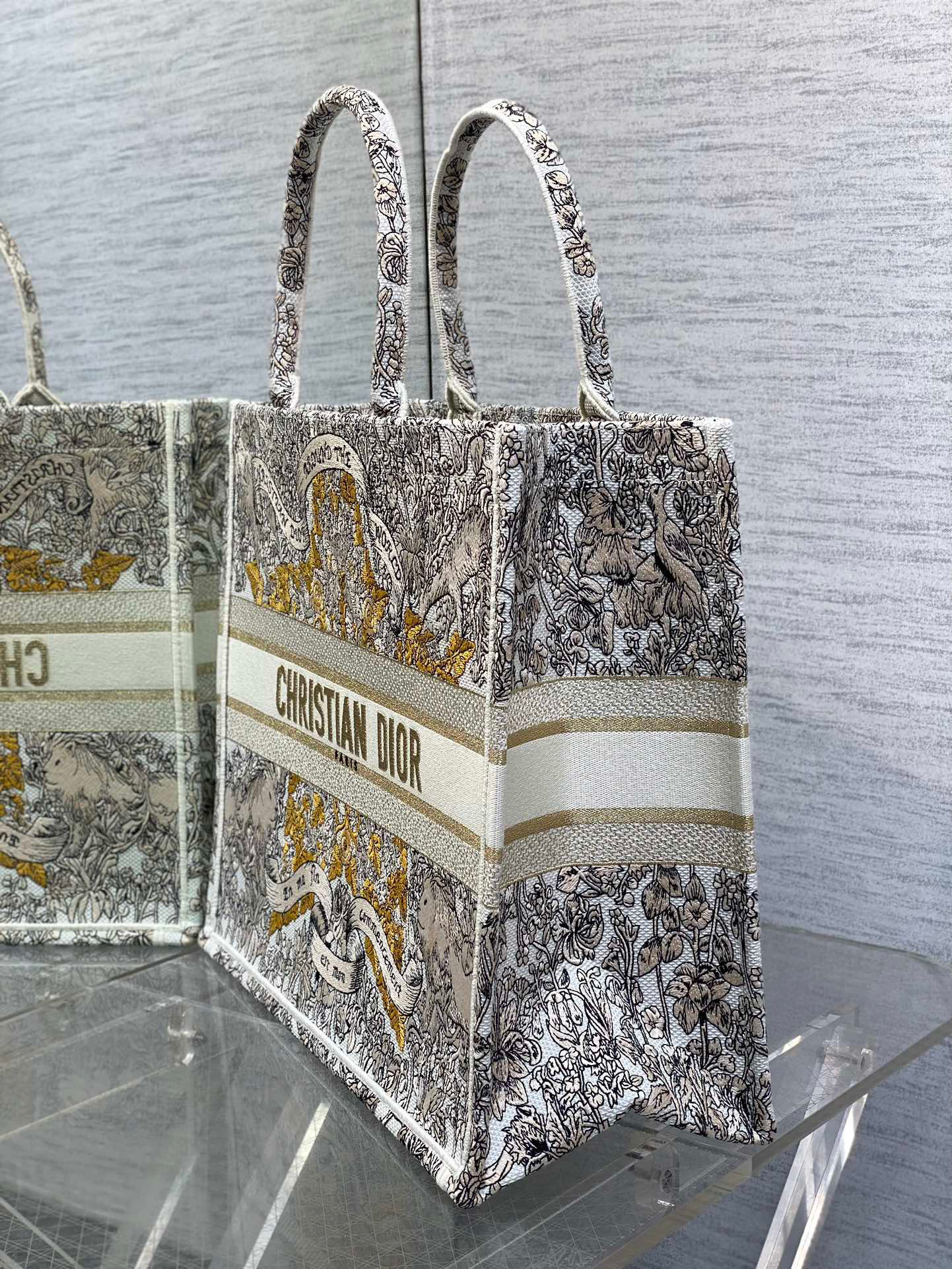 Christian Dior Around the world Size：42*18*35cm